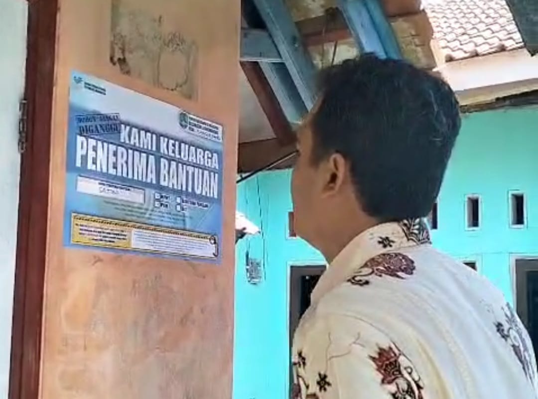 Bupati Majalengka Tegaskan Penempelan Stiker Bansos Bentuk Transparansi dan Pengawasan Bersama.