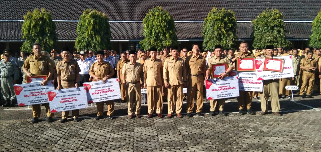 Bupati Berikan Penghargaan Pelayanan Publik kepada OPD dan Kecamatan