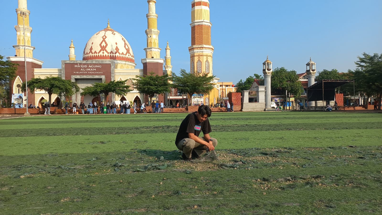Bupati Majalengka Prihatin Kondisi Rumput Sintetis Alun-Alun, Instruksikan Segera Diperbaiki
